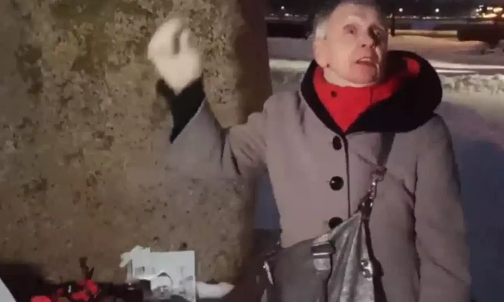 Ρωσία: Συγκλονίζει θαρραλέα ηλικιωμένη από "μνημείο" για τον Ναβάλνι- «Προδότης ο Πούτιν» (Βίντεο)